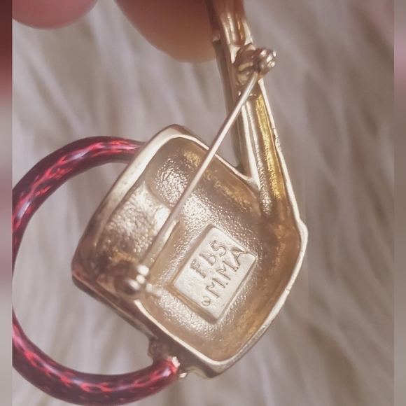 >MMA Gold Tone And Red Kettle Brooch Pin. Signed Fbs MMA. 🌴 - Picture 5 of 5